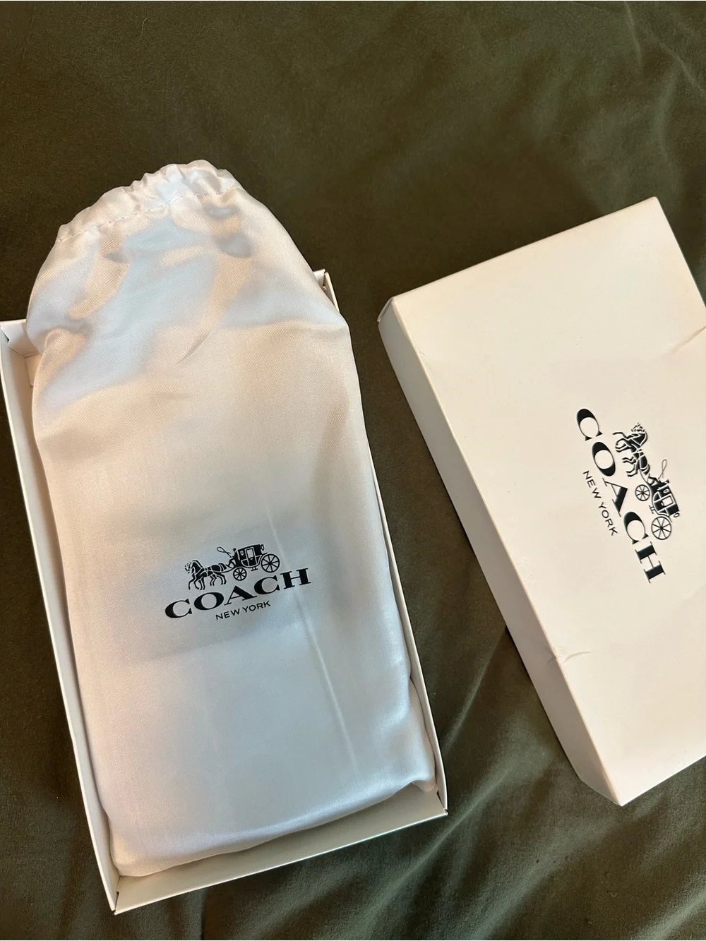 COACH White and Navy Leather Zip Phone Wallet Case